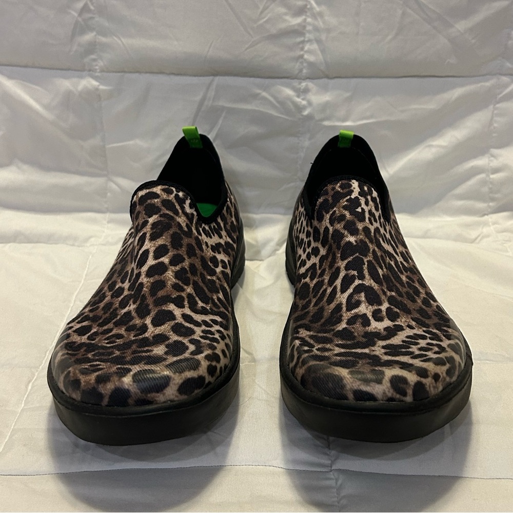 OOFOS OOMG Eeze Low leopard print.  Sz 12